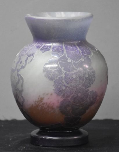null 追逐。装饰艺术风格的玻璃花瓶，装饰着酸蚀风格的花朵。高19厘米。