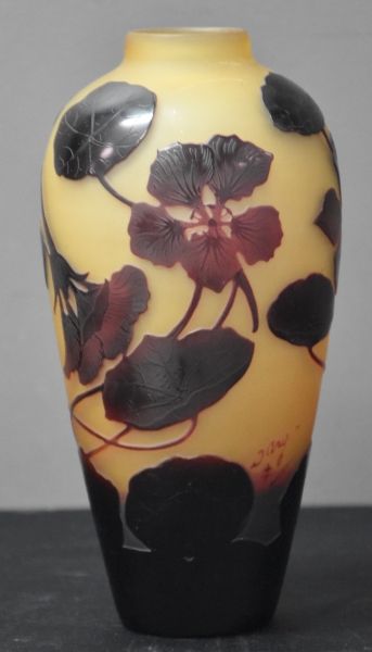 null 银色的多层玻璃花瓶，带酸蚀花纹。高21厘米。
