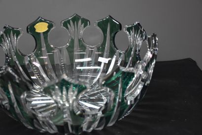 null Spectacular "Crown" cut in Val Saint Lambert cut crystal, white and green.

Ht...