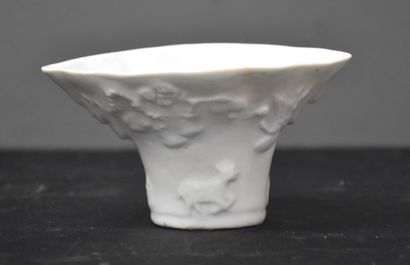 null Libation cup in white porcelain of China Kangxi period. Height 6 cm. Width 11,5...