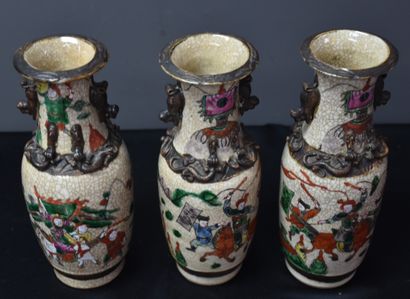 null Set of 3 Nanking porcelain vases circa 1900. Ht 24 cm.

(slight scratches on...
