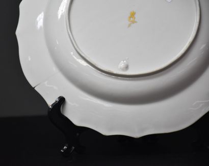 null Rare assiette en porcelaine de Tournai à décor bleu et or d'un papillon ( éclat...