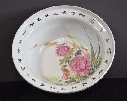 null Chinese porcelain basin 19th century with peonies and birds decoration. Ø 28,5...