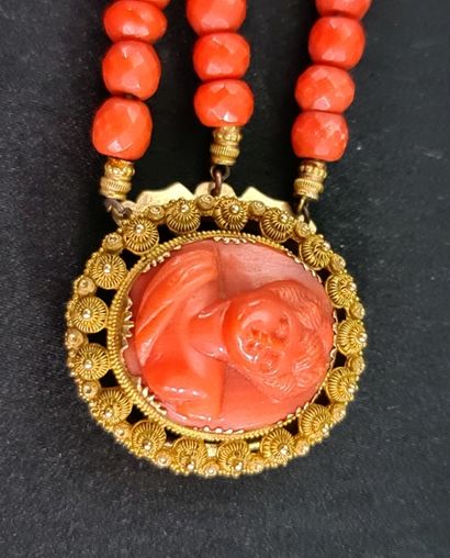 null Necklace with cameo, coral and 18K gold. Total weight: 29 grams.