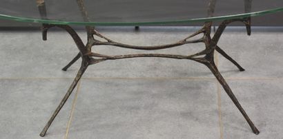 null 费利克斯-阿戈斯蒂尼（1910-1980）。青铜茶几，有勋章铜锈。其中一条腿的背面有签名。架子水平尺寸：120 x 60cm。高：44厘米。照在玻璃板...