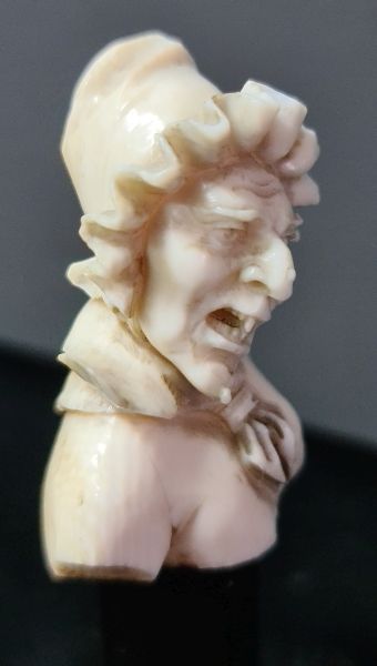 null Buste en ivoire sculpté représentant une sorcière édentée. Ht 4 cm. Ht totale...