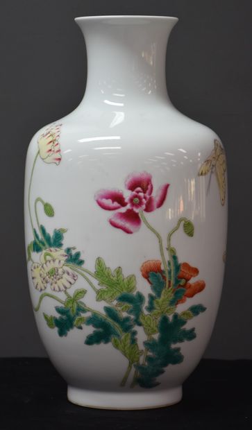 null Vase in porcelain of China republic period with floral decoration. Ht 33 cm...