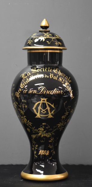 极其罕见的黑金透明玻璃盖花瓶，产自Val Saint Lambert，日期为1884年，上面有VSL水晶合唱团给团长的献词。...
