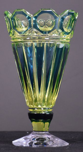 null 瓦尔-圣-兰伯特。乌兰花瓶模型Vianden 1926年。

脚部有小刺，颈部有小划痕。高23.5厘米。