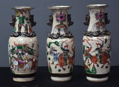 null Lot de 3 vases en porcelaine de Nankin vers 1900. Ht 24 cm.

( légères égrenures...