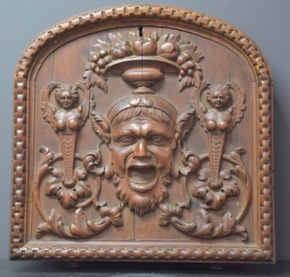 null Porte de tabernacle en abattant à décor sculpté d'un diable grimaçant. Noyer....