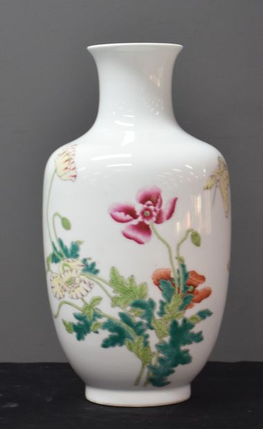 null Vase en porcelaine de Chine époque république à décor floral. Ht 33 cm.