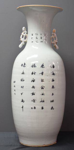 null Chinese porcelain vase with children's decoration with kite.

Ht 58 cm . ( Slight...