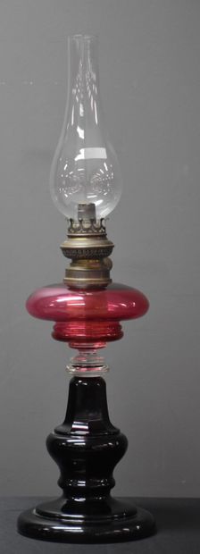 null Lampe à pétrole en cristal 3 couleurs de Val Saint Lambert vers 1903. Ht 52,5...