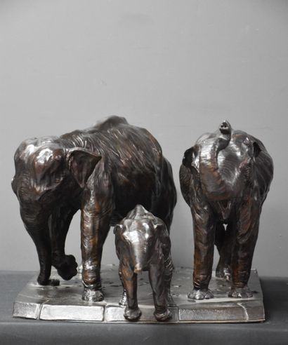 Damien Colcombet ( 1967 - ) 达米安-科尔康贝（1967年-）。植入青铜组在 
 罴象 
.2014年7/8版铸造工的印章。高27厘米长52...