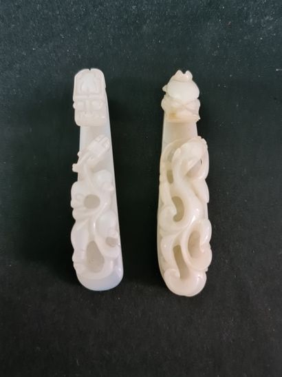 null Two jade fibulas carved with dragon decoration, 18th century. Length 8,5 cm...