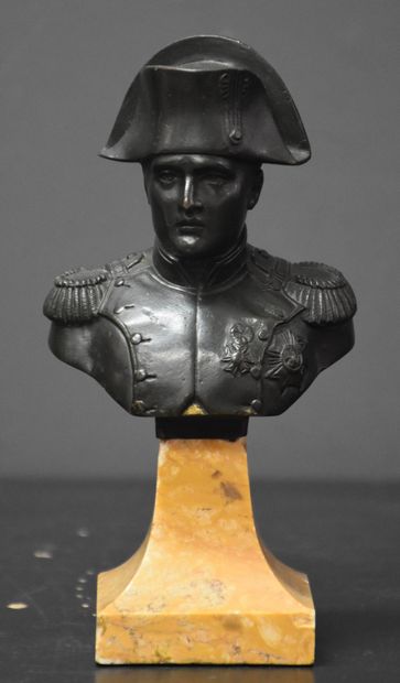 null Bronze bust of Emperor Napoleon Bonaparte, Sienna marble base. Ht : 17 cm