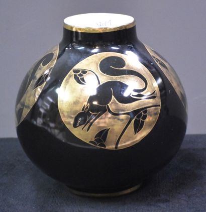 null Vase Boch Keramis à décor d'écureuil noir et or. Ht 23 cm.