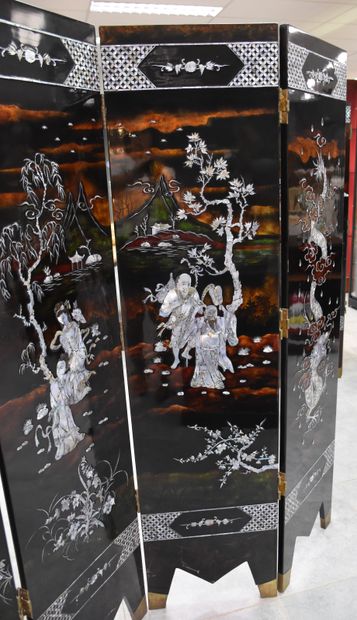 null Pair of Chinese screens with mother-of-pearl inlaid decorations representing...