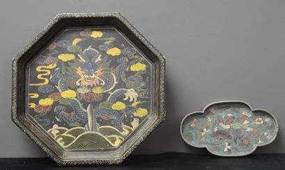null Set of 2 Chinese trays XIX th century, one in pewter, the other in lacquer....