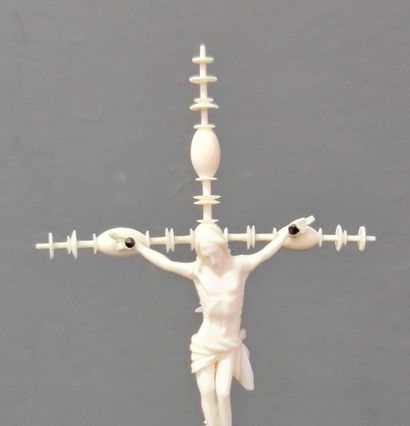 null Dieppe ivory mastery crucifix. Mid-19th em. Ht 14 cm.