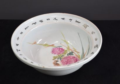 null Chinese porcelain basin 19th century with peonies and birds decoration. Ø 28,5...