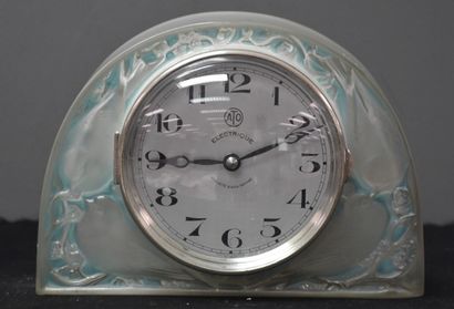 René Lalique. ( 1860 - 1945 ). 
勒内-拉里克( 1860 - 1945 ).




模制和压制的玻璃钟，有4只麻雀。




...