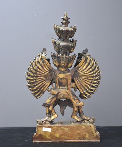 null Grande divinité en bronze doré. Tibet XIX ème siècle. Ht 44 cm.