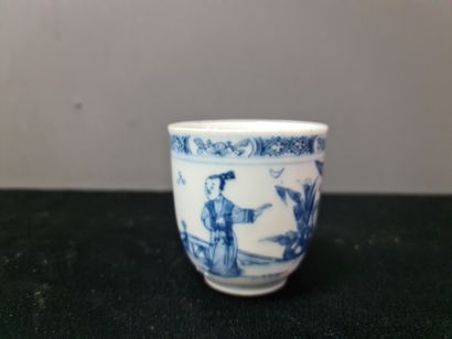 null 18th century white Chinese porcelain cup with wise men decoration. Ht 6 cm.