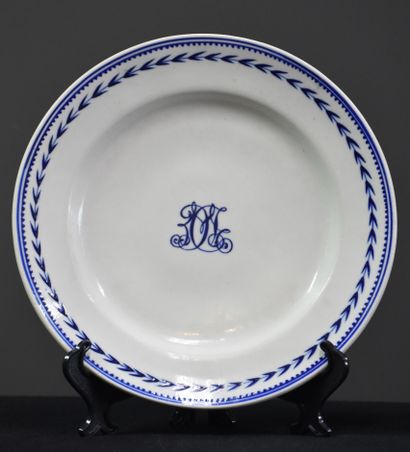 null Lot de 4 assiettes en porcelaine de Tournai à décor central de monogramme.