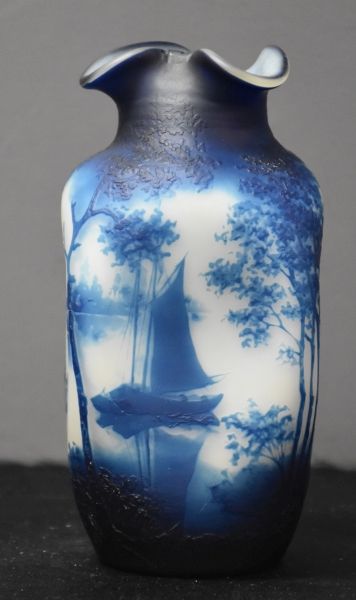 null 罕见的Val Saint Lambert四角形艺术花瓶，多层次的蓝色漆器装饰，无酸。

装饰底部的半透明和风格化的VSL签名。

高20厘米。