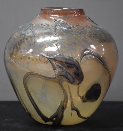 null Design vase in blown glass signed Patrick Lepage. Contemporary French work....