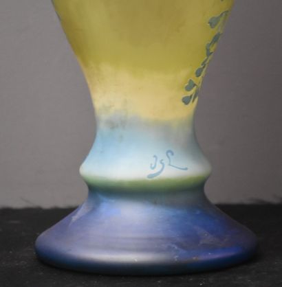 null 重要的Val Saint Lambert多层次酸蚀叶子装饰的栏杆花瓶。

这个模型是Urane(通过半透明来达到美丽的效果)。

签署了VSL。

高...