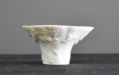 null Libation cup in porcelain of China Kangxi period. Height 7 cm. Width 14 cm....