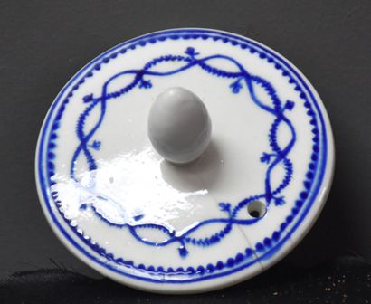 null 巧克力罐、牛奶壶和糖碗，在Tournai瓷器上装饰有小橡子花环。巧克力机盖子上的小毛。高15、15和11厘米。