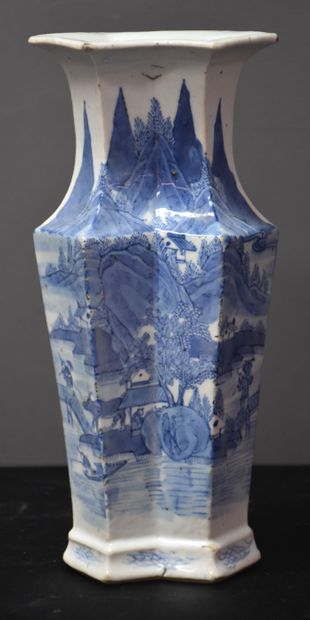 null Octagonal Chinese porcelain vase with mountains and calligraphy decoration.

Accidents...
