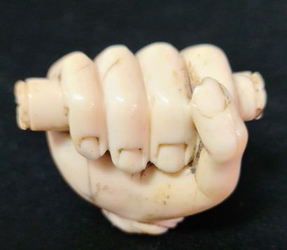 null Ivory cane knob carved in the shape of a hand. 19th century period. Ht 4,5 cm....