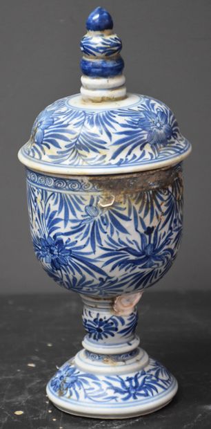 null Formed piece in porcelain of China XVIIth century. From a shipwreck. Ht 26 ...