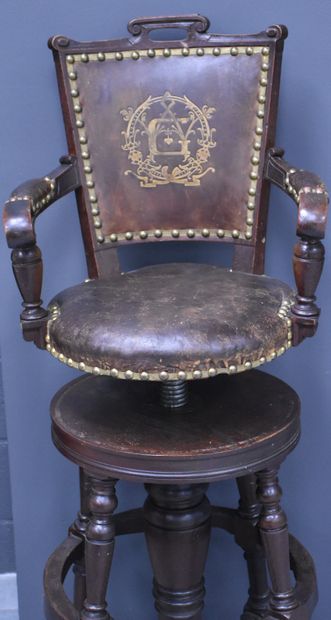 null Rare fauteuil à crémaillère ayant appartenu au peintre Willem Geets 

Le cuir...
