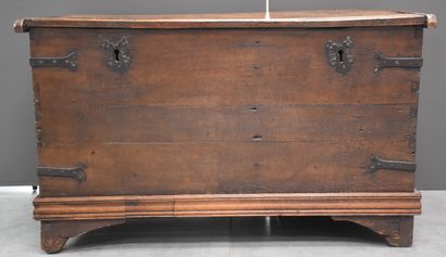 null Oak chest 18th century. Beautiful original wrought iron hinges. 

Length 113...