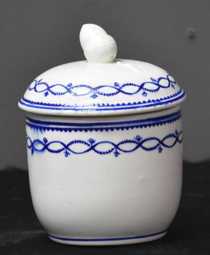 null 巧克力罐、牛奶壶和糖碗，在Tournai瓷器上装饰有小橡子花环。巧克力机盖子上的小毛。高15、15和11厘米。