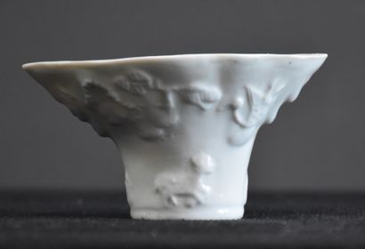 null Coupe libatoire en porcelaine de Chine époque Kangxi. Ht 7 cm. Largeur 14 cm....