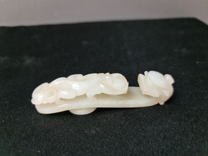 null Two jade fibulas carved with dragon decoration, 18th century. Length 8,5 cm...