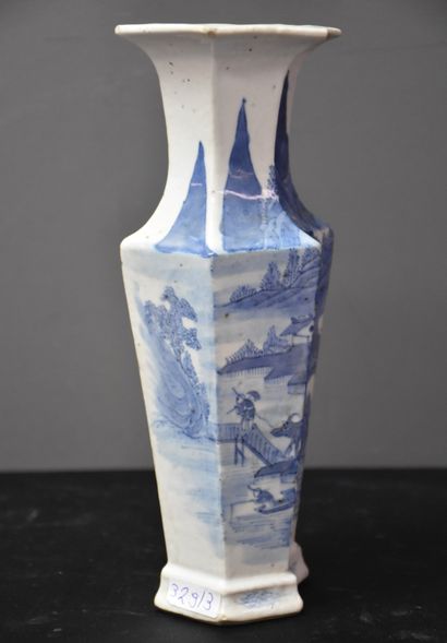 null Vase octogonal en porcelaine de Chine à décor de montagnes et de Calligraphies.

Accidents...