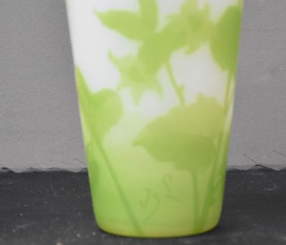 null 新艺术风格的多层花瓶，Val Saint Lambert，带酸叶装饰。

维也纳款，绿色调。

VSL在装饰上的签名。

高20厘米