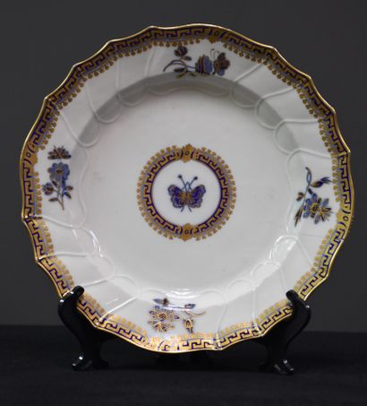 null 罕见的图尔奈瓷盘，盘上有蓝色和金色的蝴蝶装饰（亮度和裂纹）。十八世纪金塔的标志。