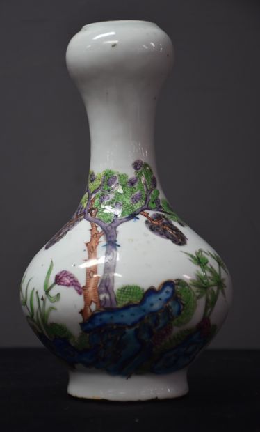 null Vase soliflore en porcelaine de Chine à décor de cour 

polychrome et réhaussé...