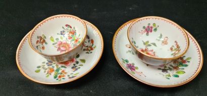 null Pair of Chinese porcelain pouches and saucers XVIII th century

 of the pink...