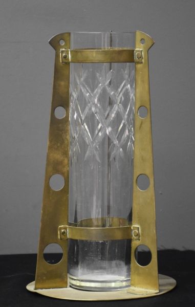 Gustave Serrurier-Bovy. ( 1858-1910 ). Gustave Serrurier-Bovy.黄铜和切割水晶花瓶一对。高度：25厘...