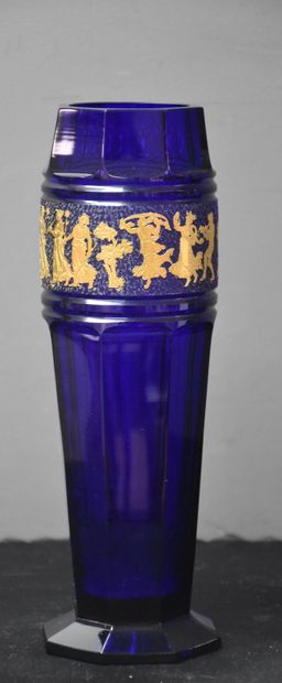 null 来自Val Saint Lambert的切割水晶花瓶，饰有"La danse de Flore"。

罕见的钴蓝色背景。

高26厘米。